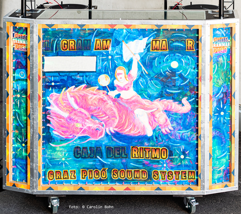 Graz Grammar Picó Sound System, „La Gran Amazona Magiar – Caja del Ritmo“, DJ Sound System, Painting, Malerei: Sarah Kulmer, Foto Carolin Bohn